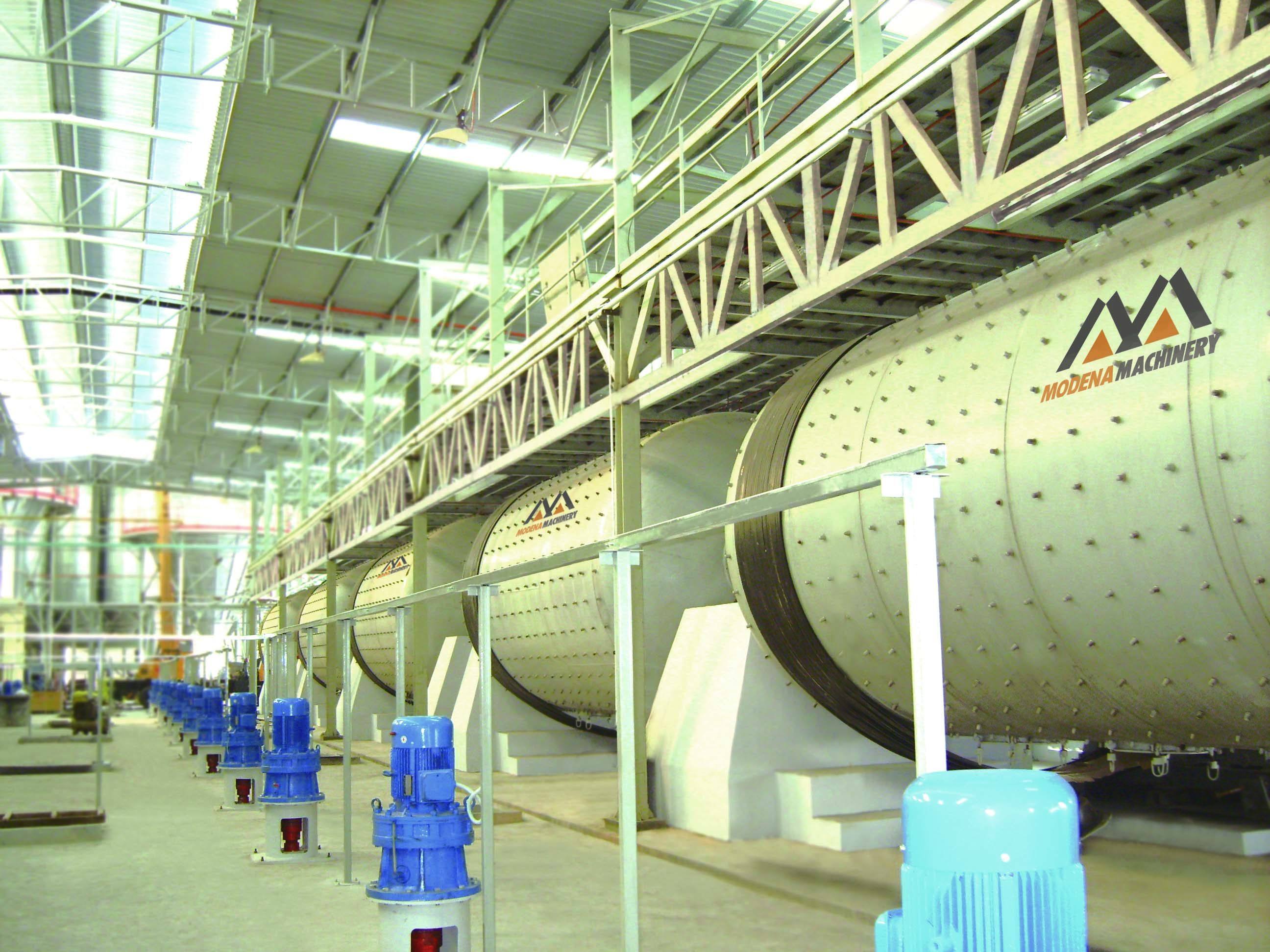 Intermittent ball mill